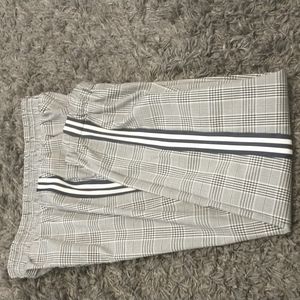 Lea & Viola, Size L, and black and white